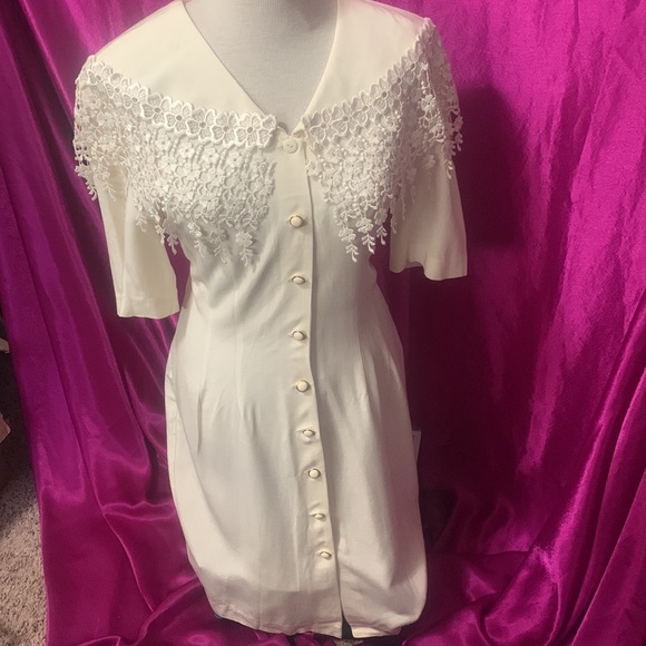 Exquisite Joseph Ribkoff cream button up dress with embroidered trim.3/4… - Picture 3 of 8